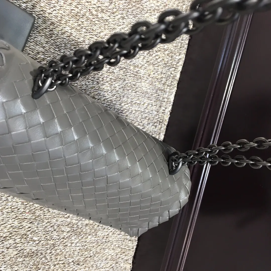 Original quality👉🏻Size 1099 Small🔥🔥Mini version of the classic Olimpia handbag, all made of Intrecciato soft sheepskin. The long Brunito polished chain adjustable strap can be doubled in length and can be used as a shoulder bag, which is both elegant and practical. The interior is lined with pigskin, and the space is separated by zippers for easy storage and organization. Built-in vanity mirror. size: 22*8*15 steel gray